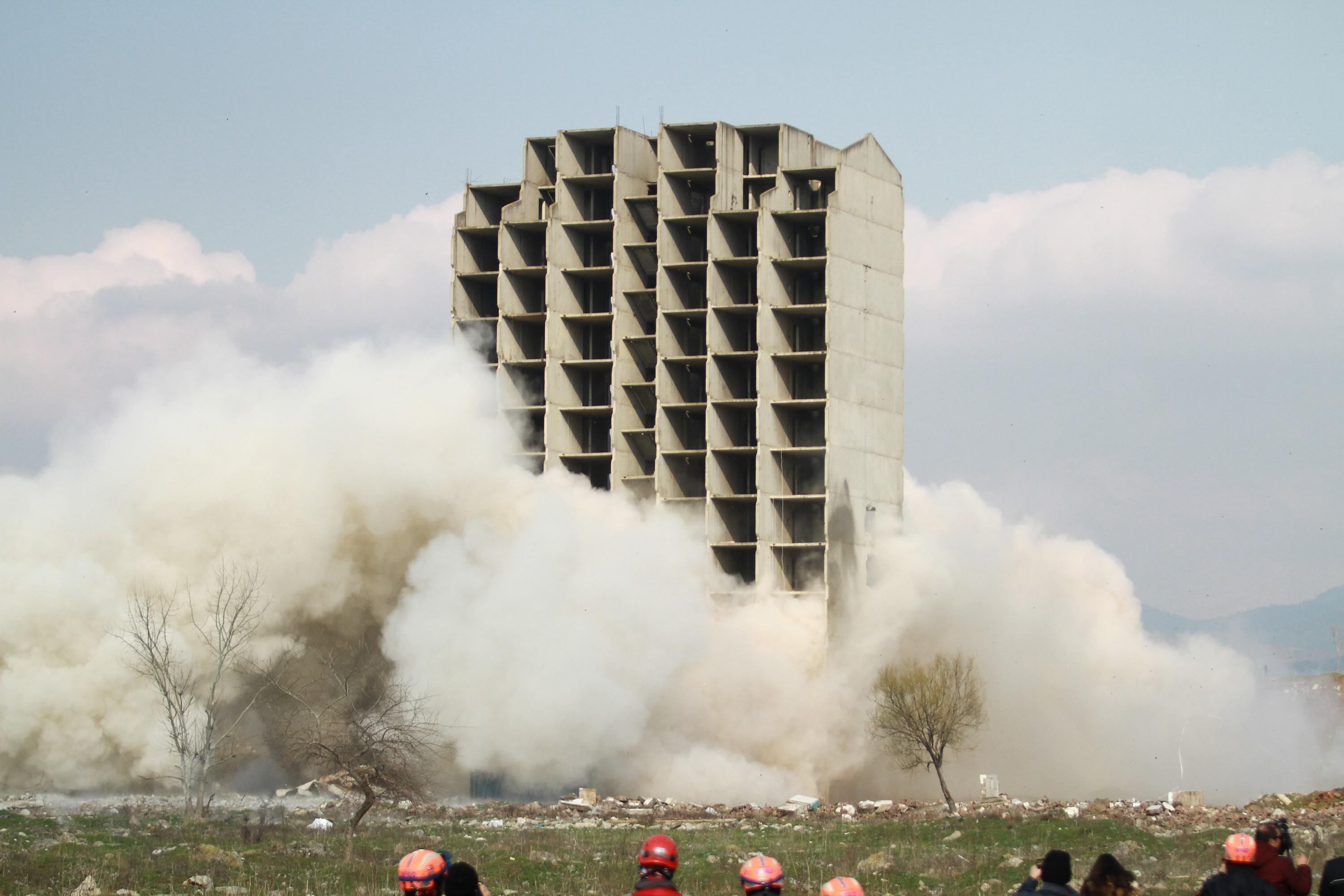 Condemned building withstands 300 kilograms of dynamite in Turkey’s Bursa