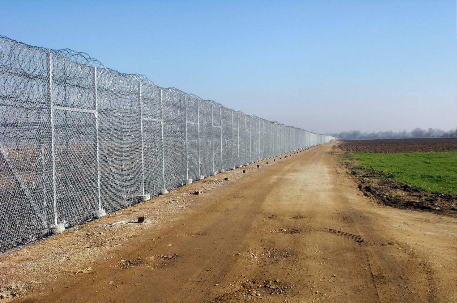 Greece frees German journalists detained at Turkish border