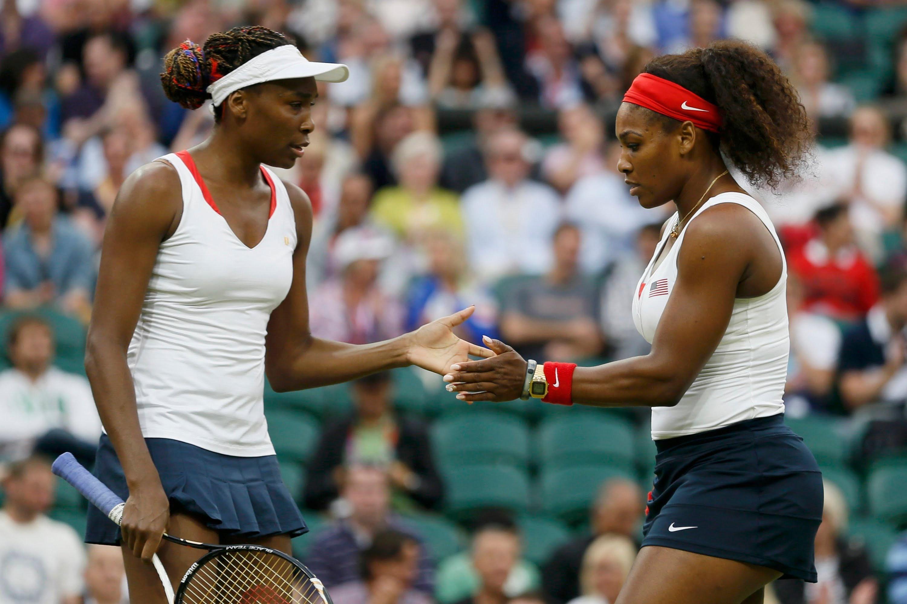 Venus Williams knocks out Serena, Wozniacki marches on