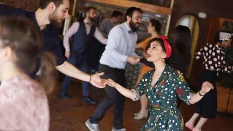 25 young people from Turkey’s southeast show off swing dancing skills on historic bridge