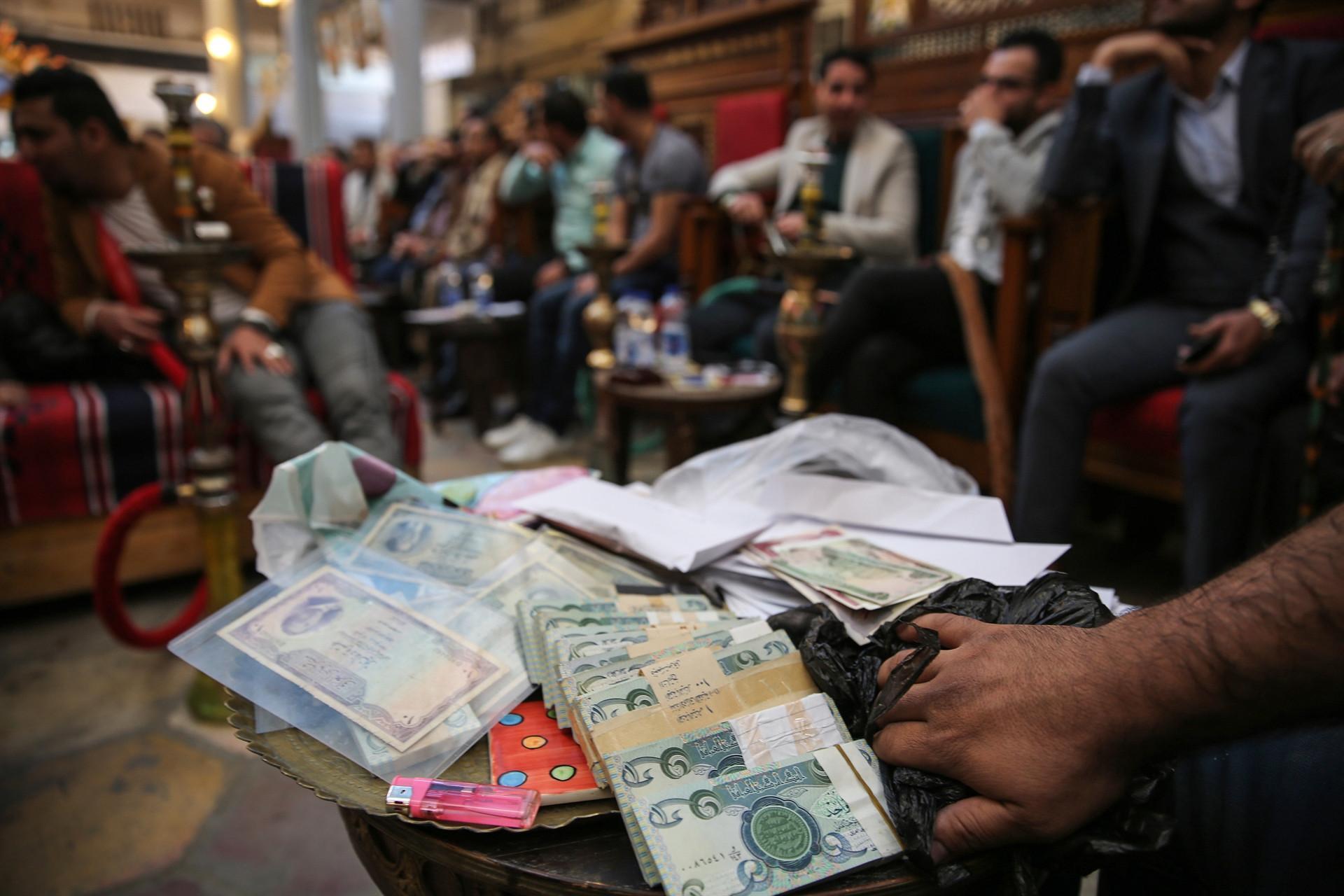 Iraqi enthusiasts search for relics of royal past