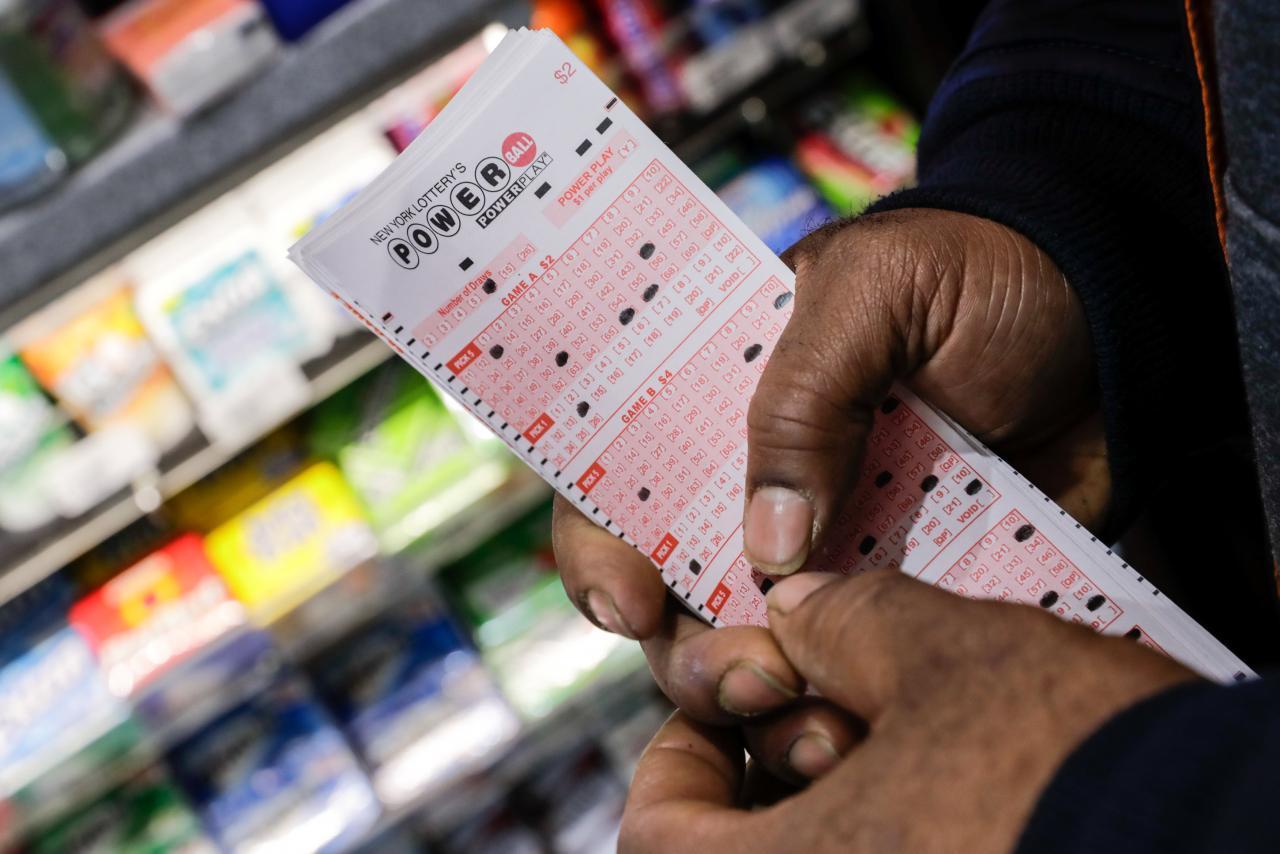 Winning ticket sold as US Powerball jackpot climbs to $455 mln