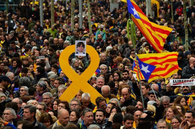 Pro-Puigdemont demonstrators block roads in Catalonia