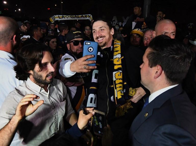 Galaxy supporters serenade Ibrahimovic upon arrival at LAX
