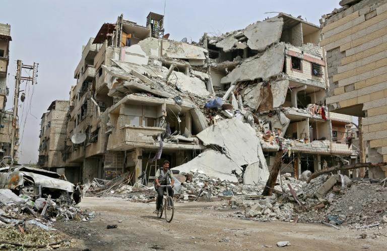 Syrians quit Ghouta as talks for last pocket stutter