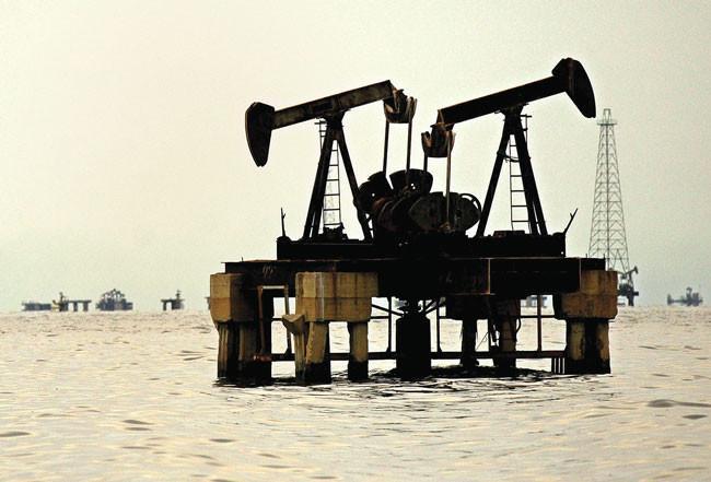 Oil struggles to retain gains amid trade row