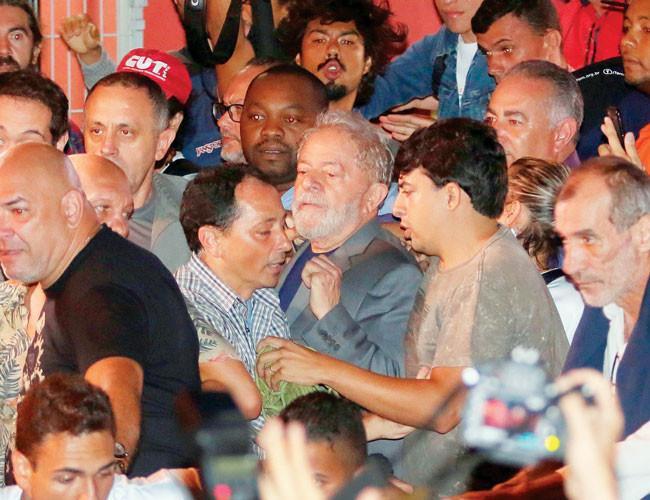 Lula turns himself in, ending standoff