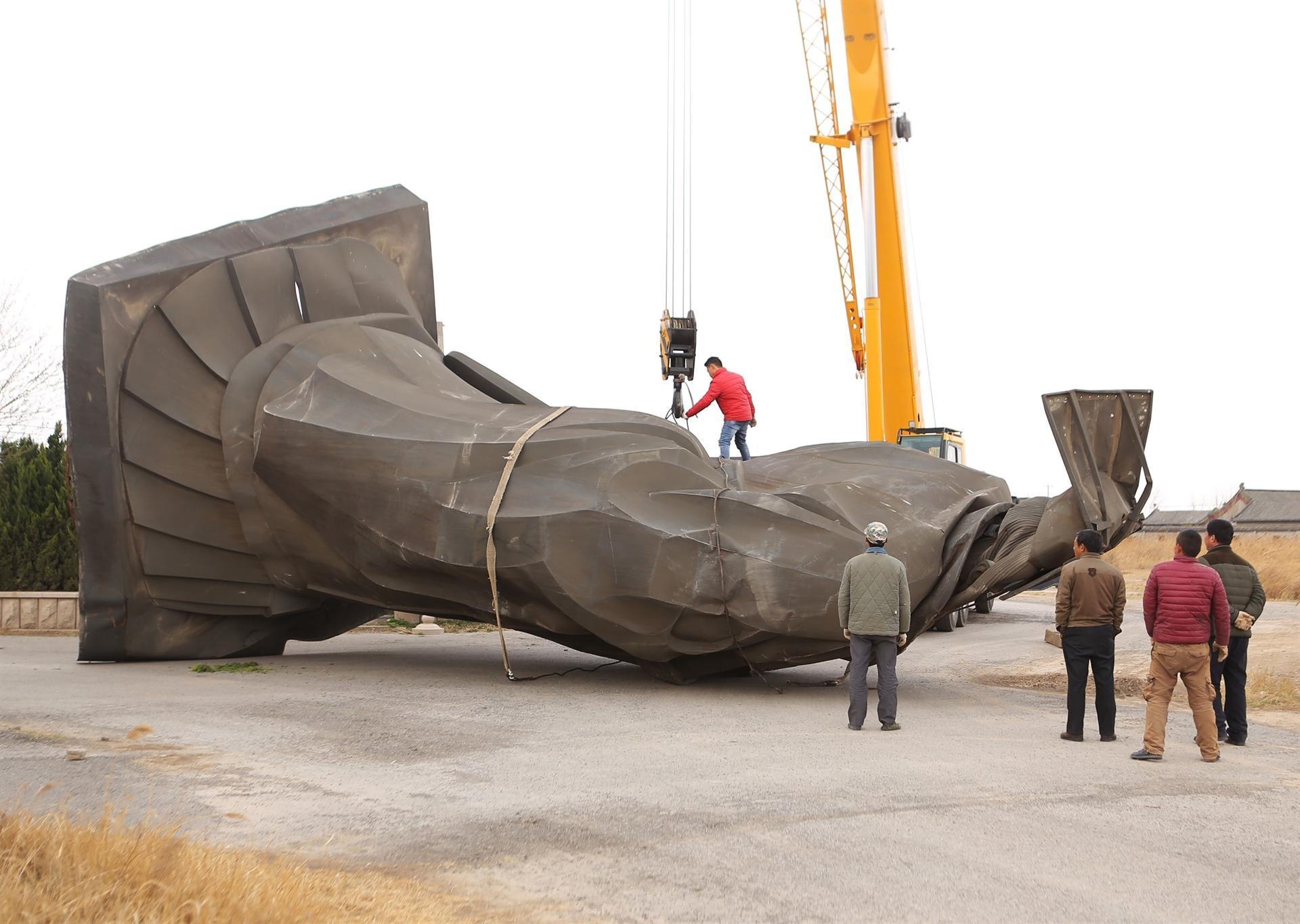 Wind topples giant statue of Chinas first emperor