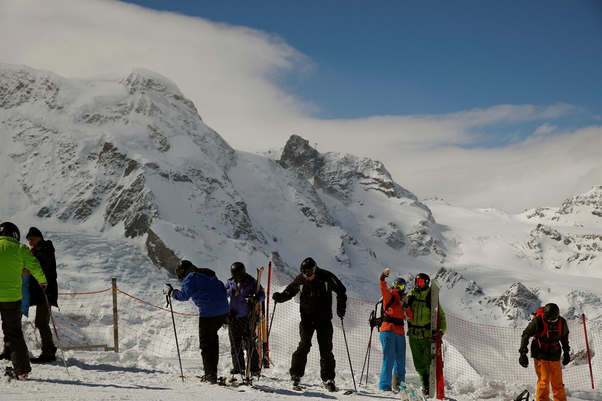 Search resumes for German billionaire missing in Alps