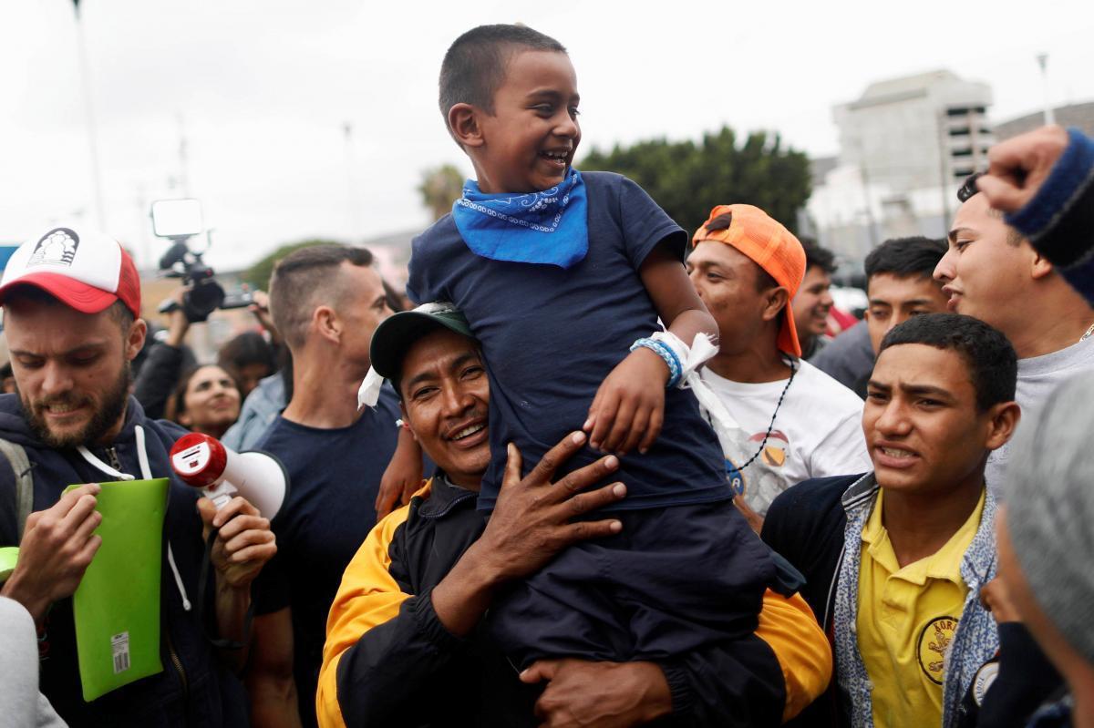 Eight women, children from Central American “caravan” first to enter US