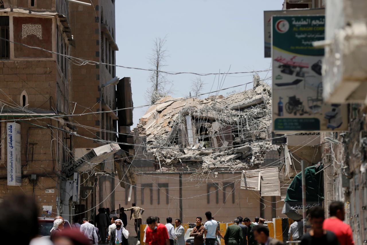 Saudi-led air strikes hit Yemen presidential palace