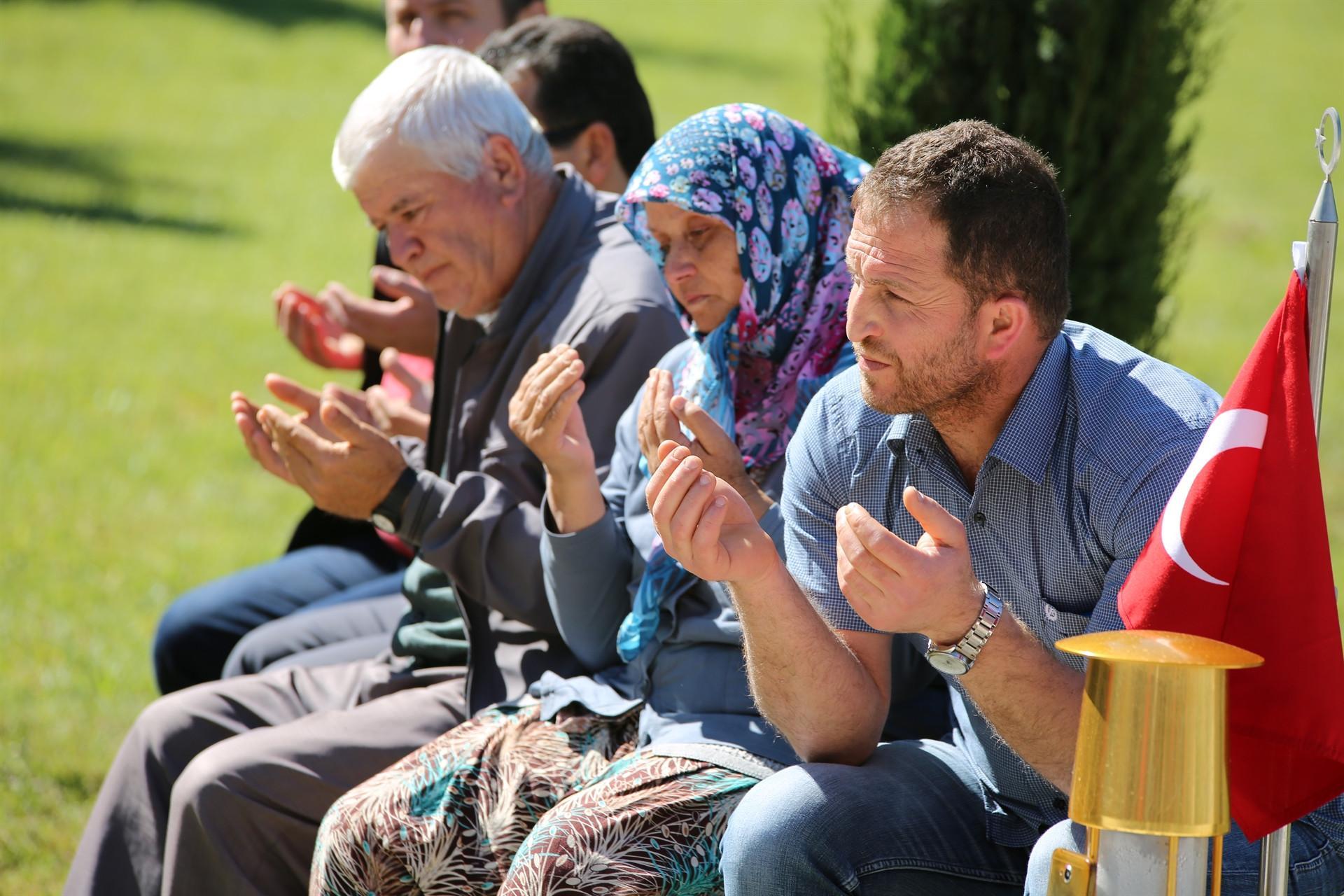 Relatives visit graves of killed miners in Soma on fourth anniversary of tragedy