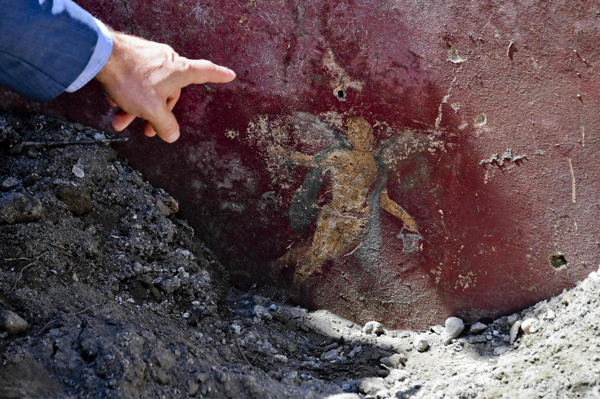 Archaeologists find street of balconies in Italys Pompeii