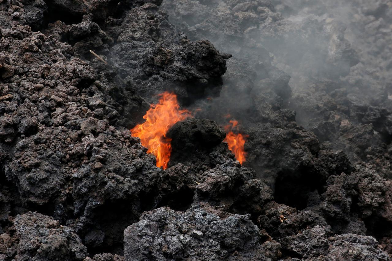 Hawaii faces new threat of fumes from volcano’s lava