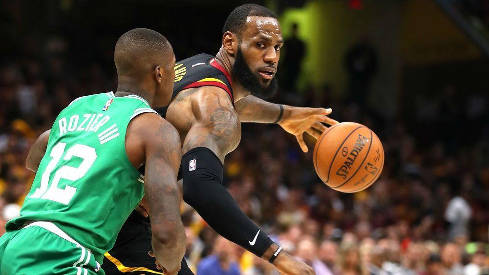 LeBron scores 44 to shoulder Cavs