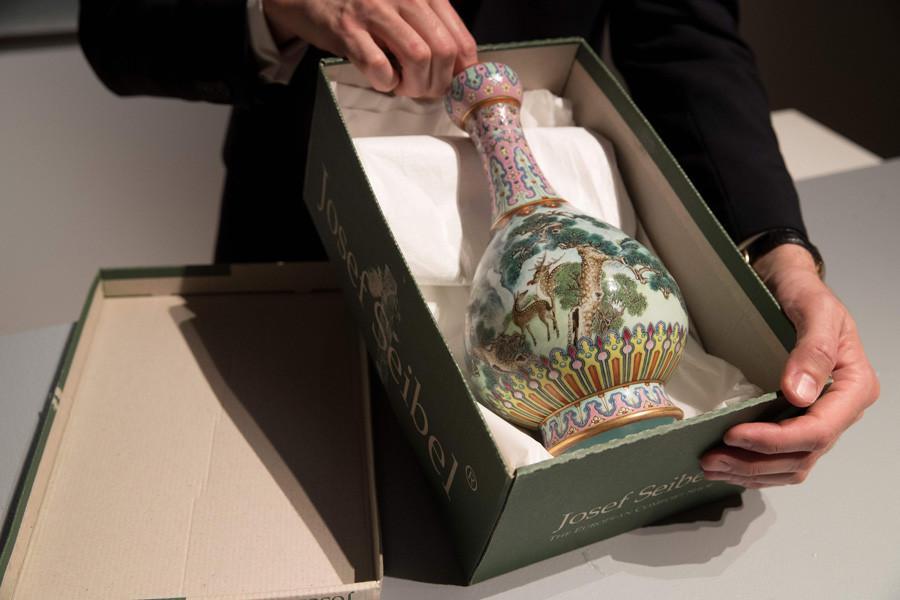 Chinese vase, left in attic, worth at least half a million