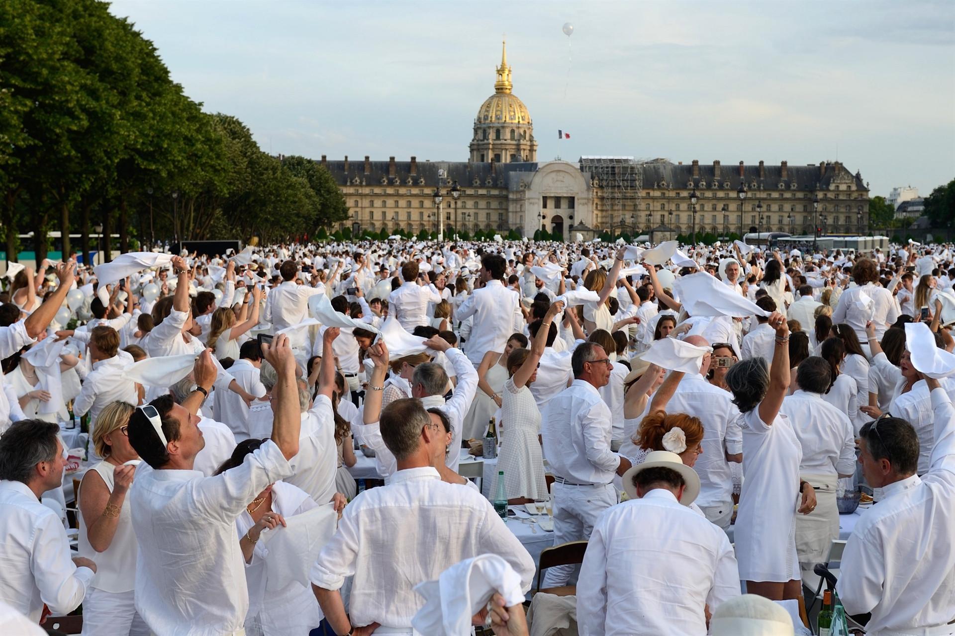 ‘Dinner in White’ in Paris