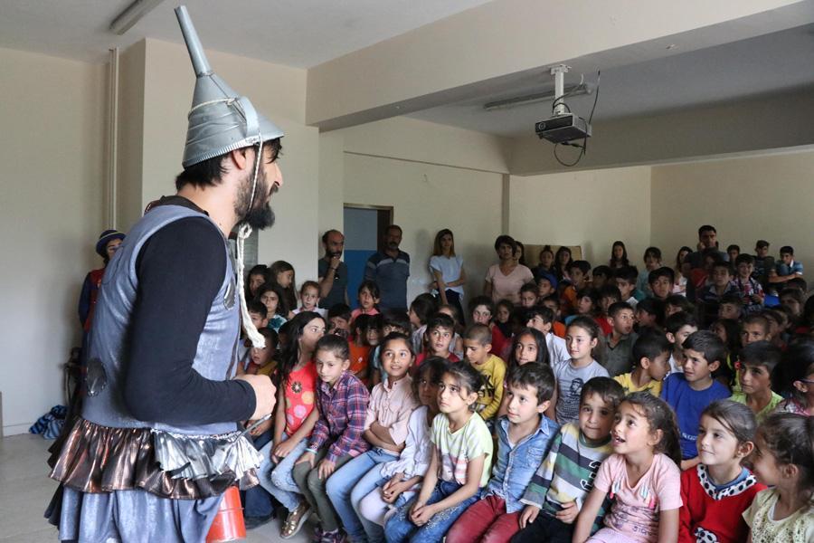 Diyarbakır’s children meet theater