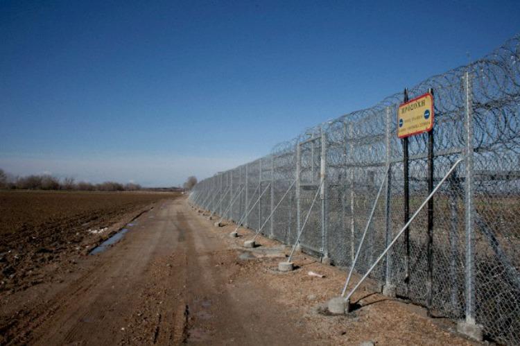 Greek police say jeep full of migrants crashes near Turkey border, killing six