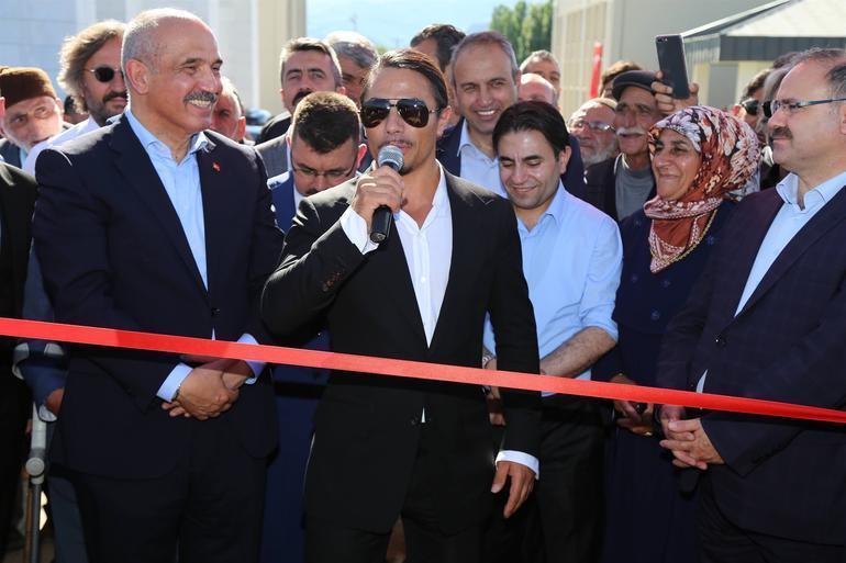‘Salt Bae’ inaugurates mosque in his Turkish hometown