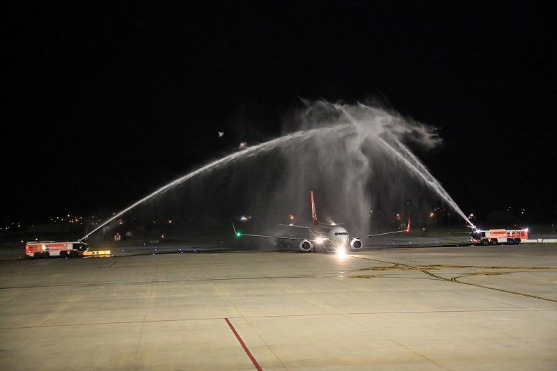 British tourists welcomed with ‘water arch’ in Turkey