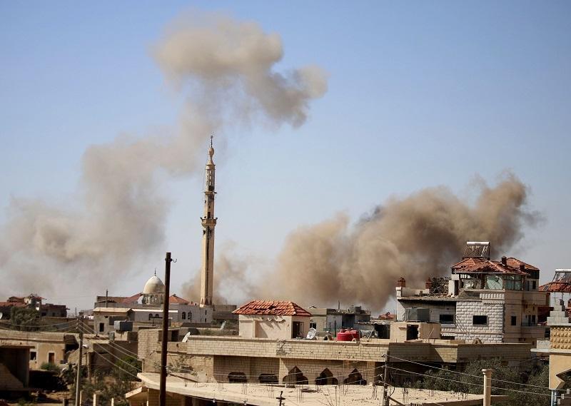 Families flee as Syria regime bombards southern city