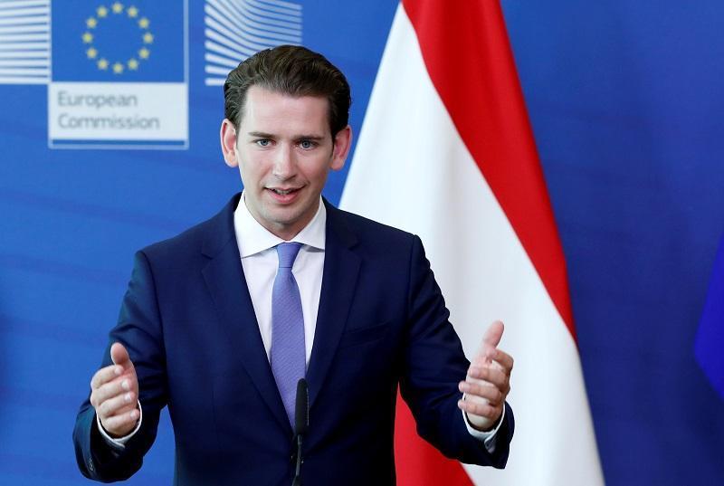Austria says to ’protect’ its borders after German migrant deal