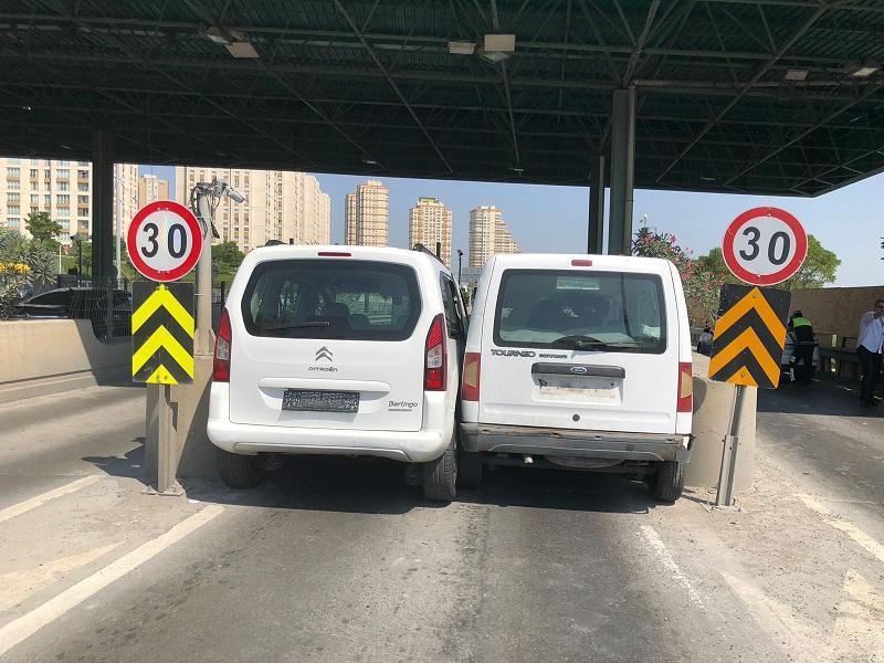 Stubborn drivers get stuck at toll gate in Istanbul