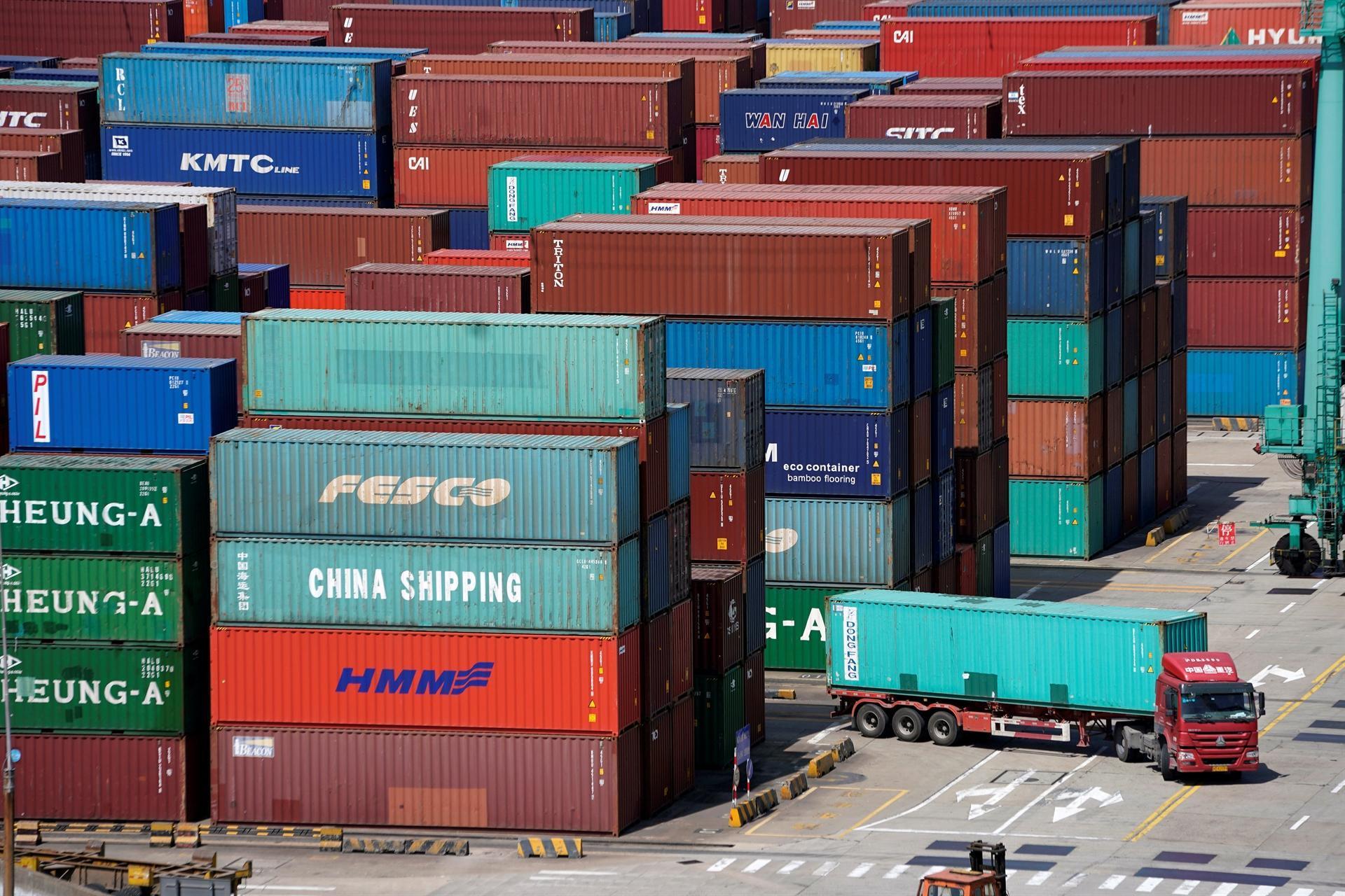 US tariffs take effect, China warns of ’counterattack’