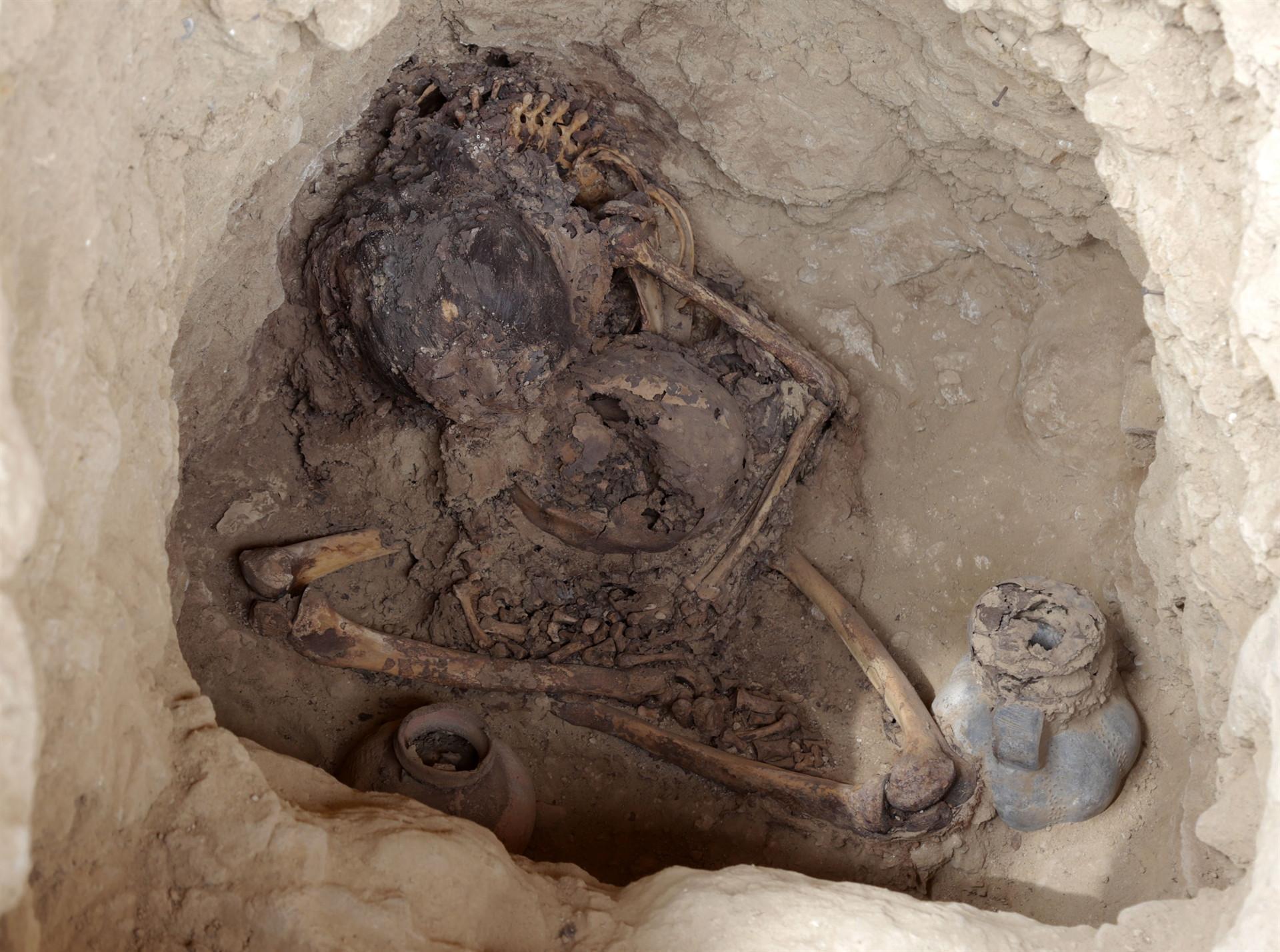 Archaeologists in Peru uncover Incan burial site in desert valley