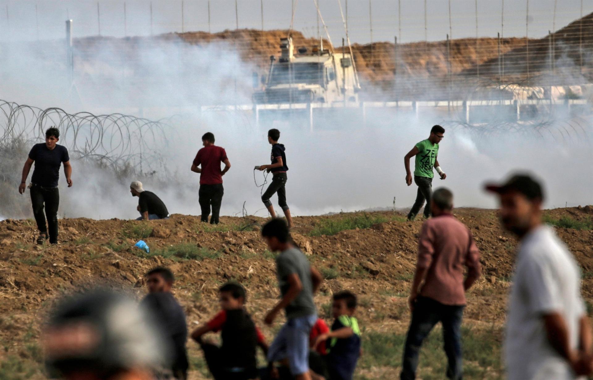 Israeli air strikes hit Gaza after bloody border protests