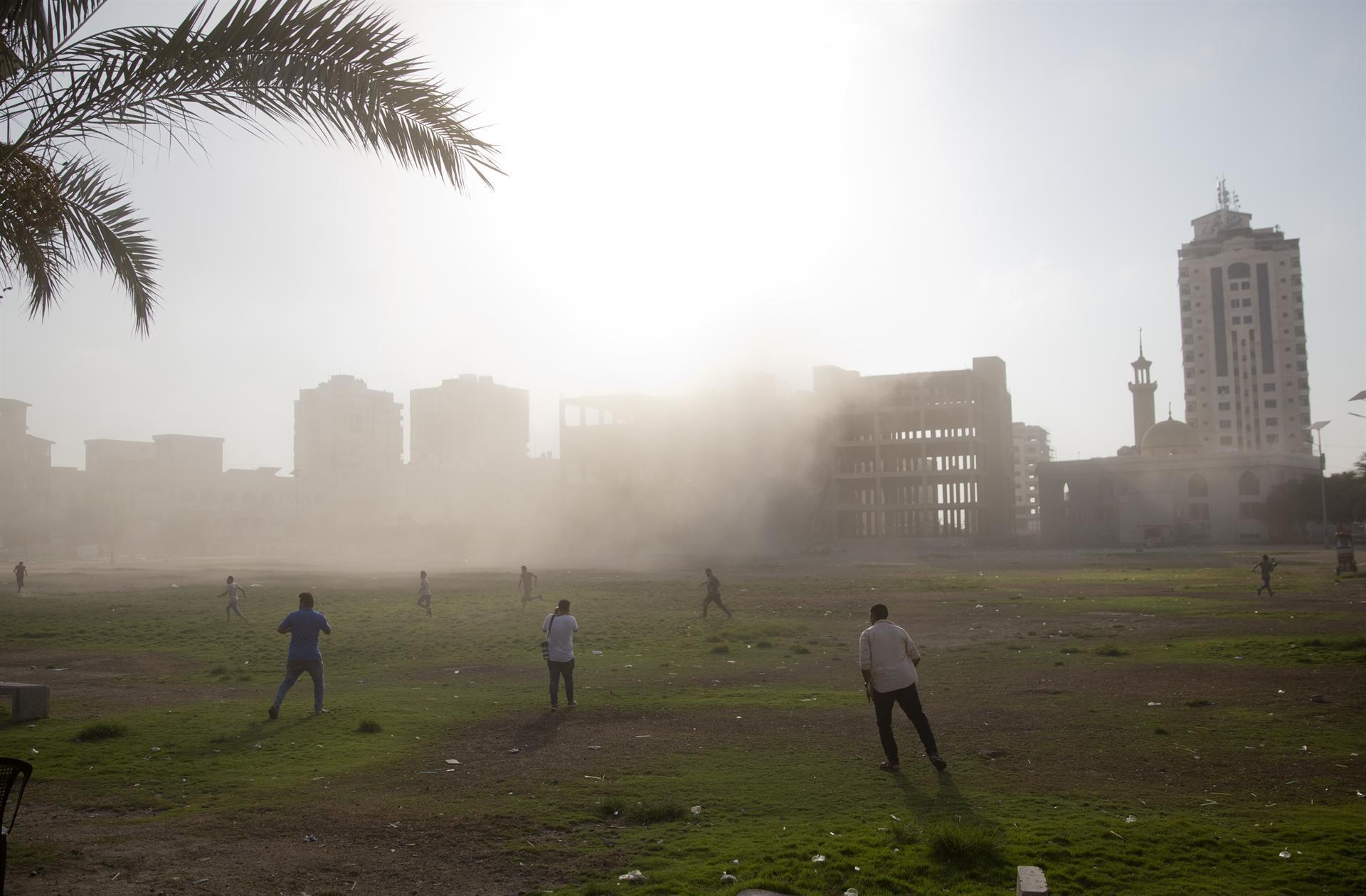 Israel hits Hamas posts in response to arson kites