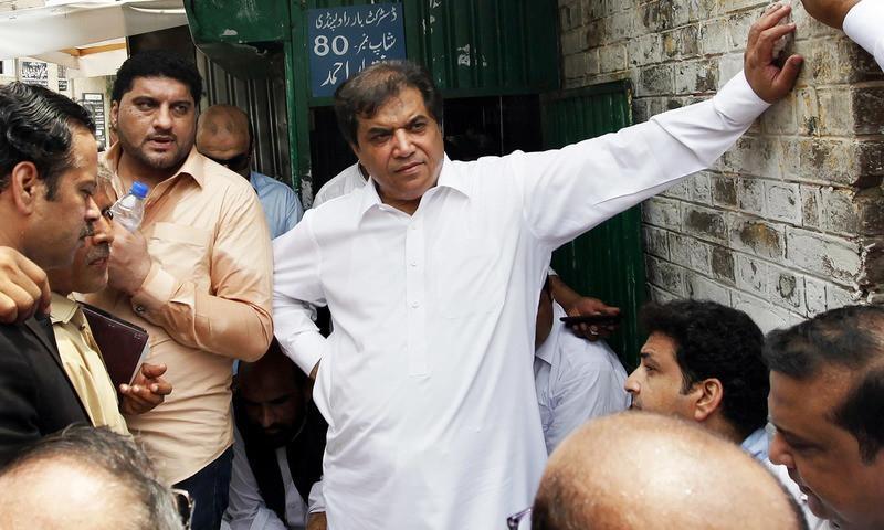 Pakistan court jails aide of former prime minister ahead of election