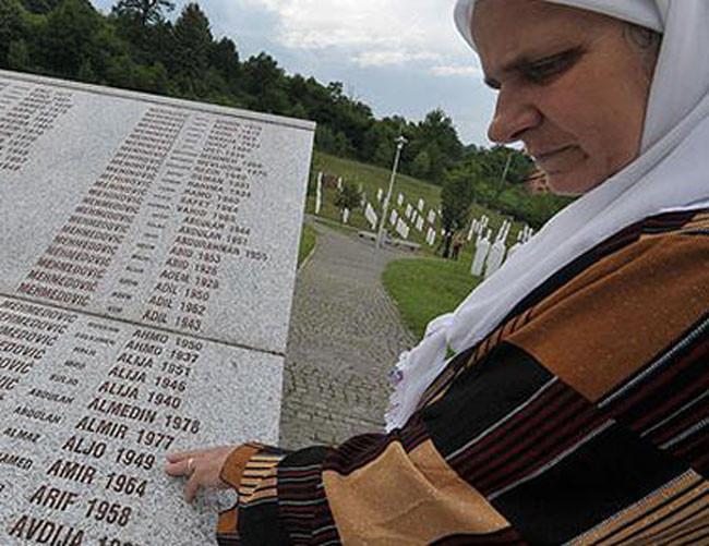 Foreign minister Çavuşoğlu commemorates ‘mother’ of Srebrenica victims