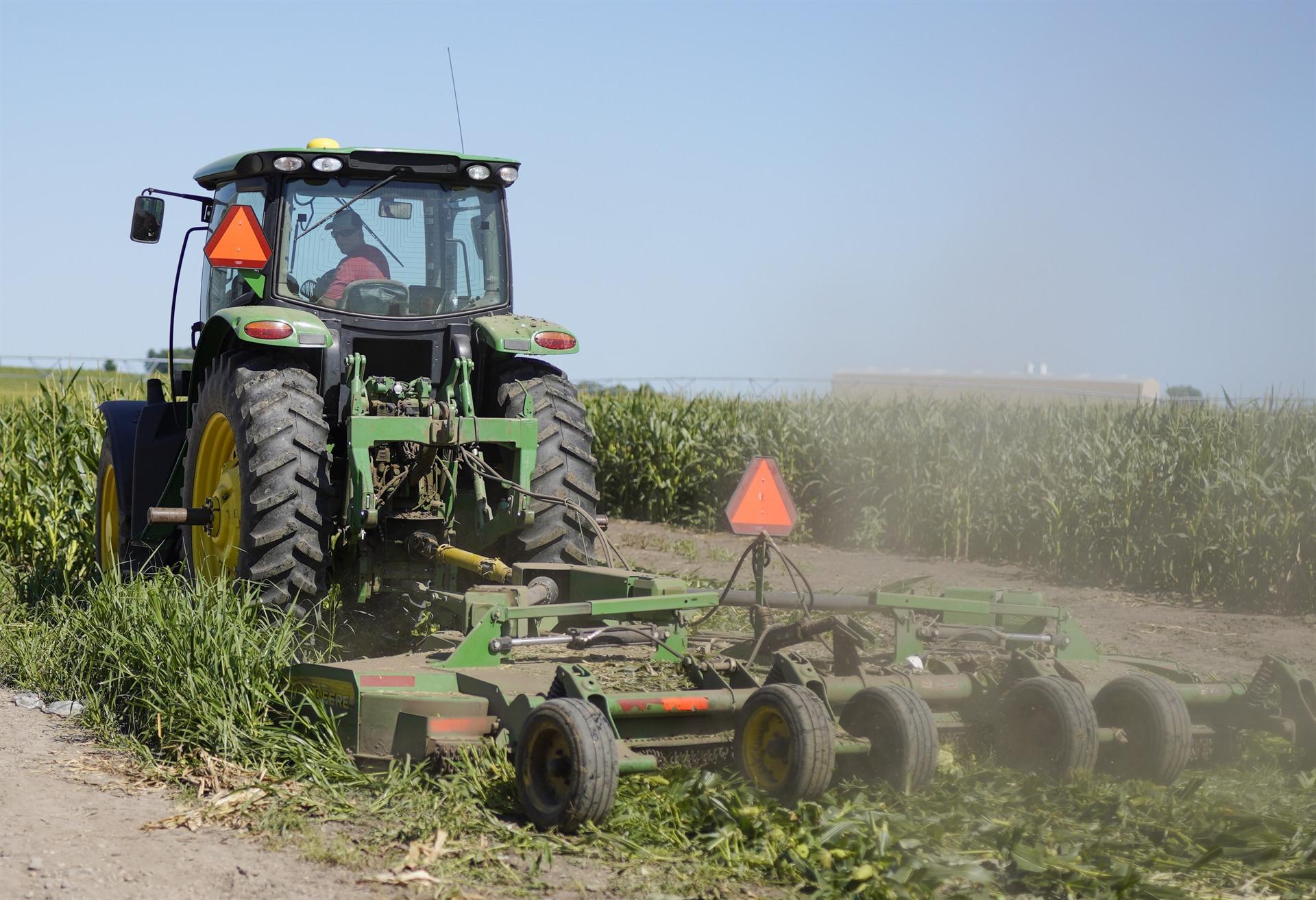 US announces $12 bln in aid to farmers hurt by trade tariffs