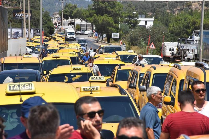 Taxi drivers halt traffic in Turkey’s Bodrum after arrest of colleague for beating Uber driver