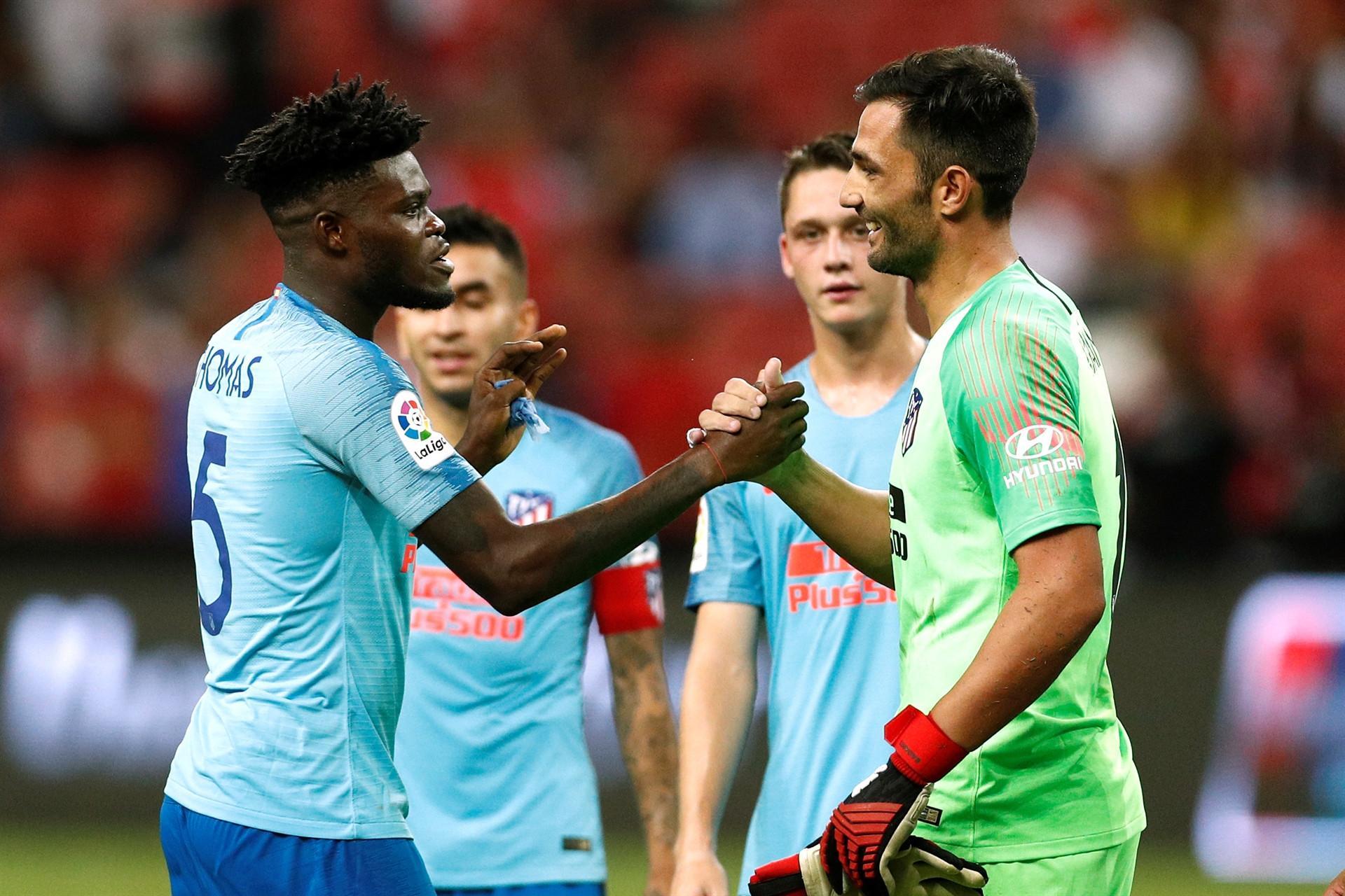 Atletico edge Özil-less Arsenal on penalties