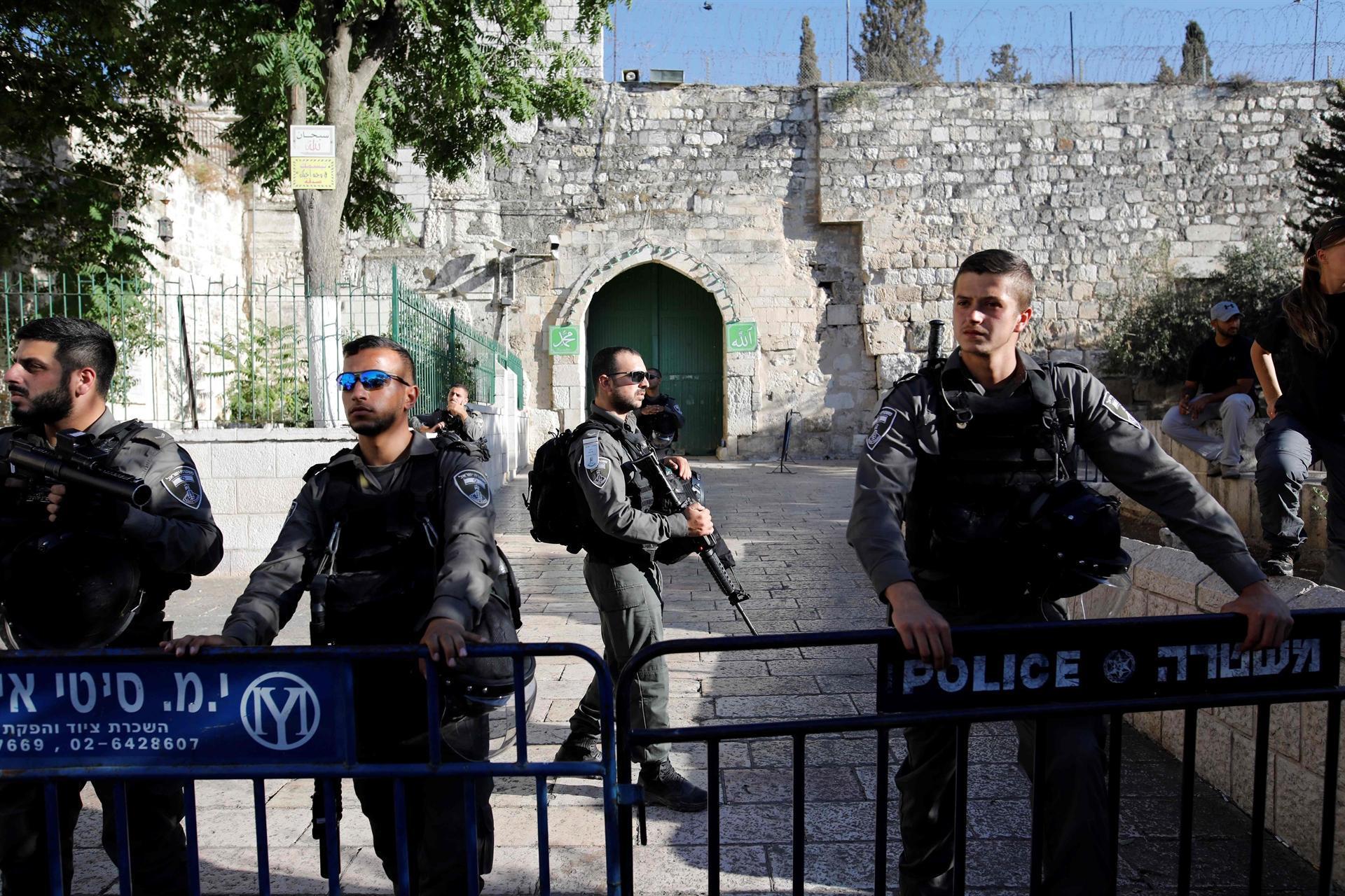 Israeli police reopen Al-Aqsa mosque after clashes