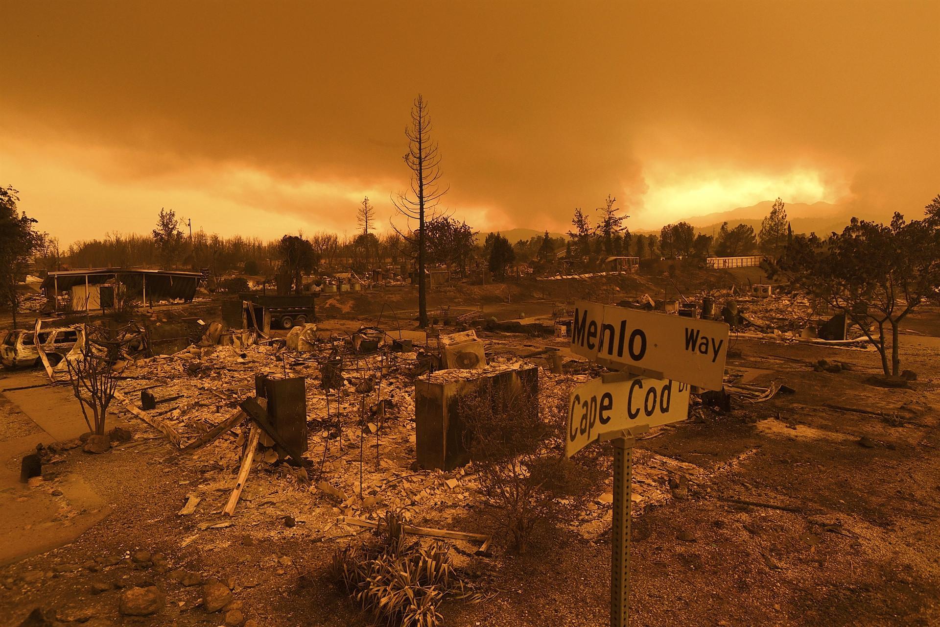California wildfire destroys hundreds of structures, nearly levels community