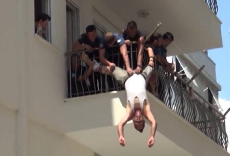 Police save suicidal Turkish man’s life by grabbing his belt