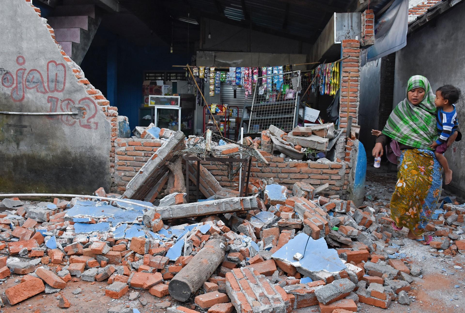 Indonesia evacuates tourists as Lombok earthquake death toll climbs