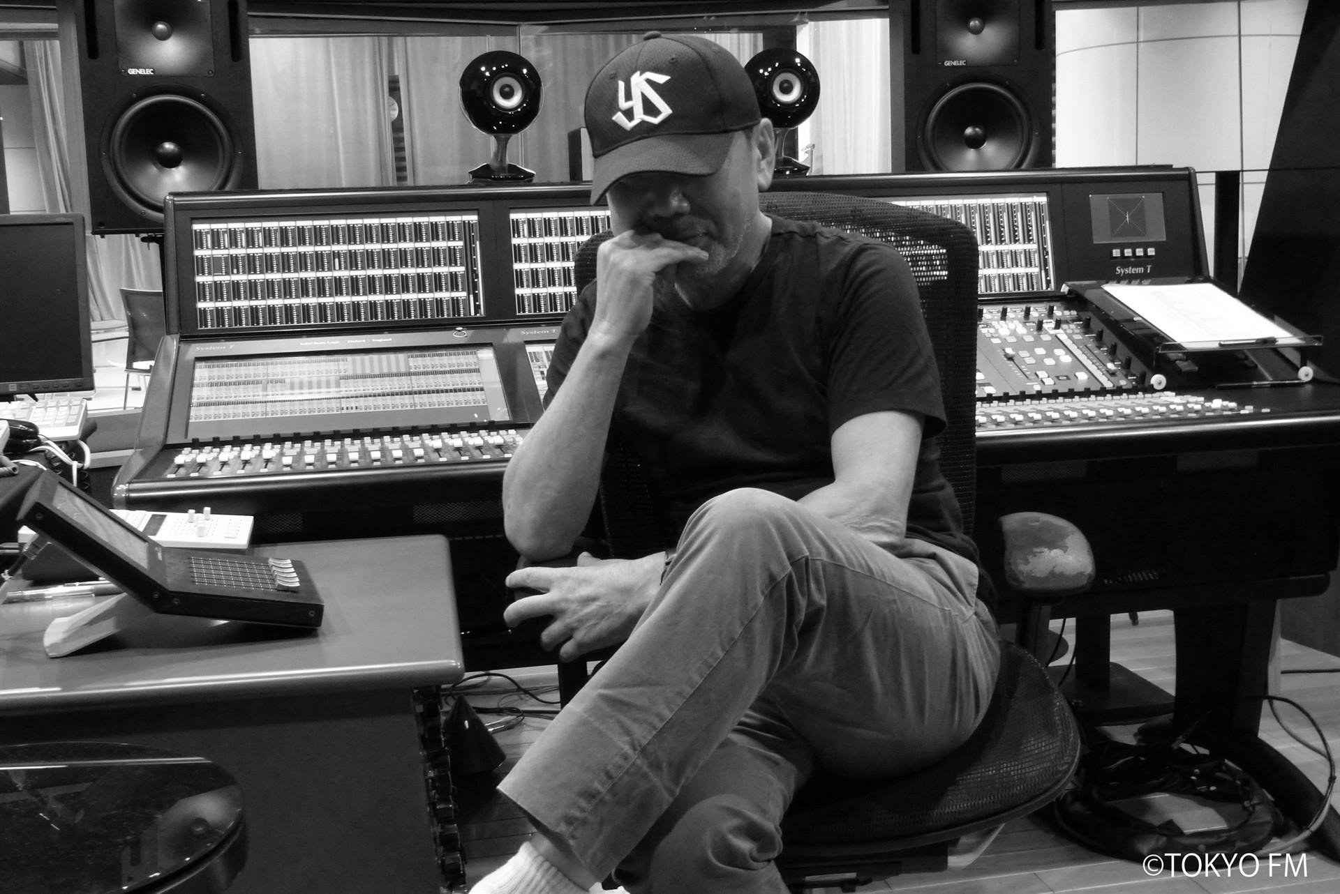 Murakami delights fans with radio show debut