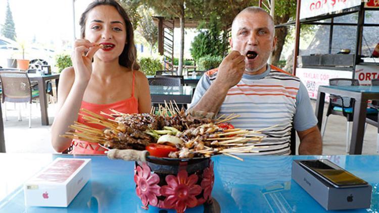 Toothless man breaks shish kebab eating record