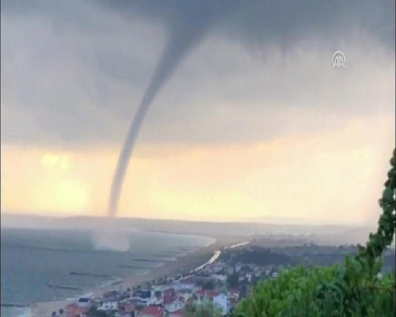 Sea tornado stirs panic in Istanbul neighborhood