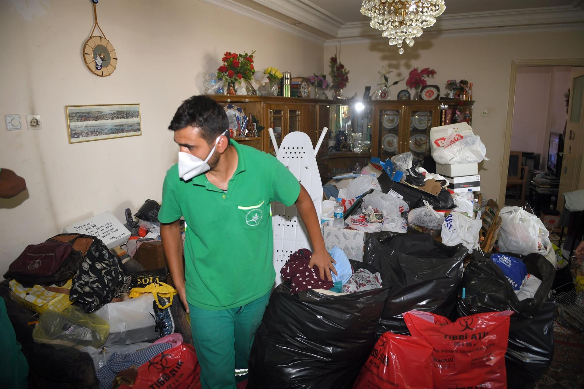 10 trucks of garbage collected from old woman’s apartment