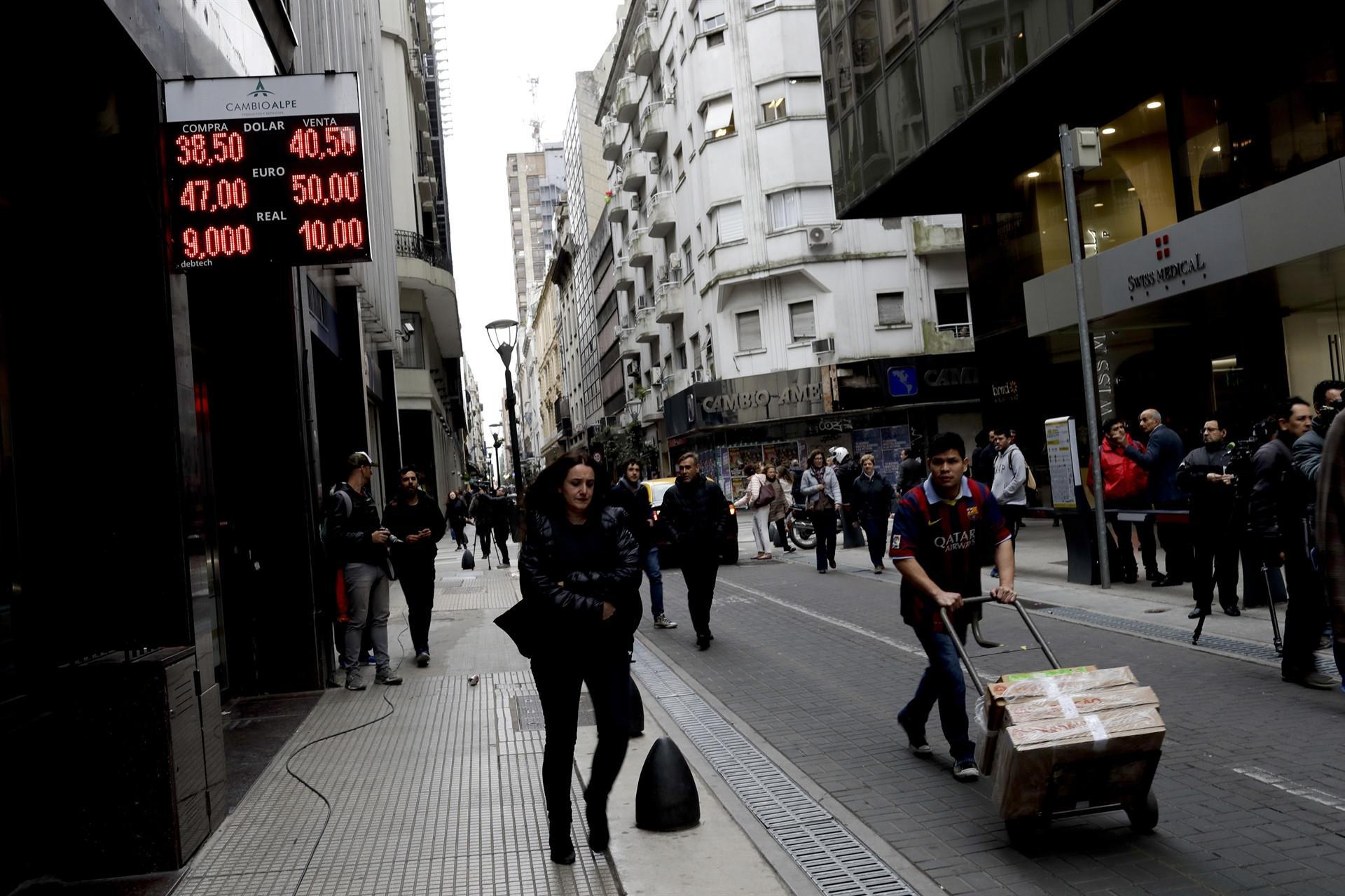 Argentina to announce new economic measures after peso freefall