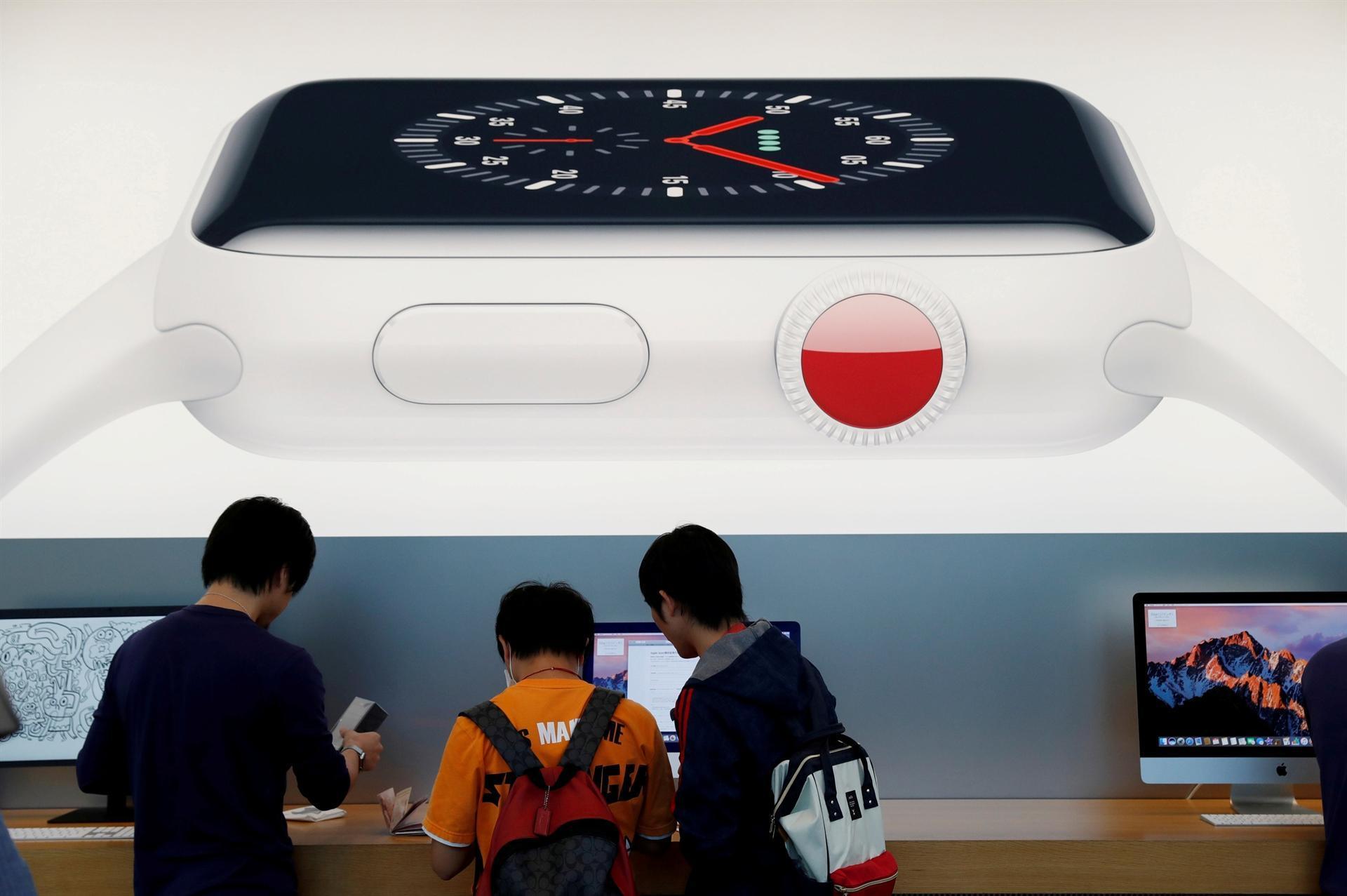 Trump tells Apple to make products in US to avoid China tariffs