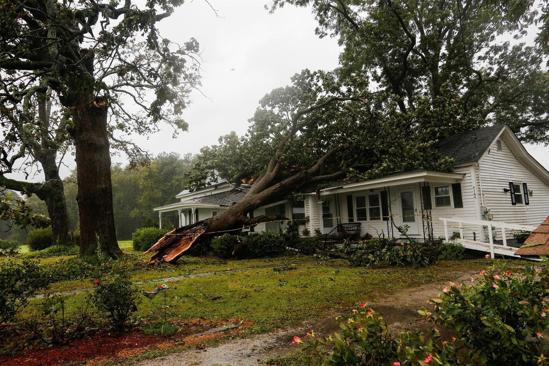 Florence lumbers inland, leaving five dead, communities flooded