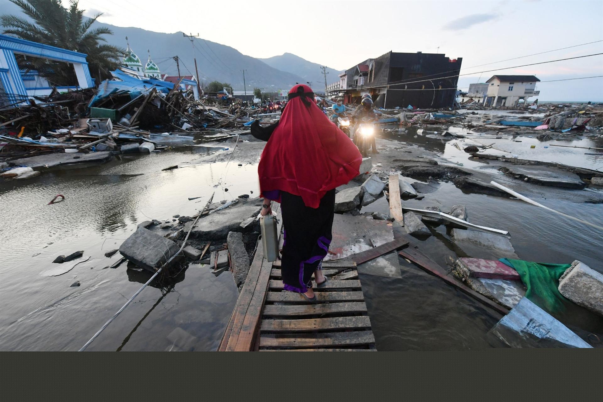 Quake-battered Indonesia accepts foreign aid, reluctantly