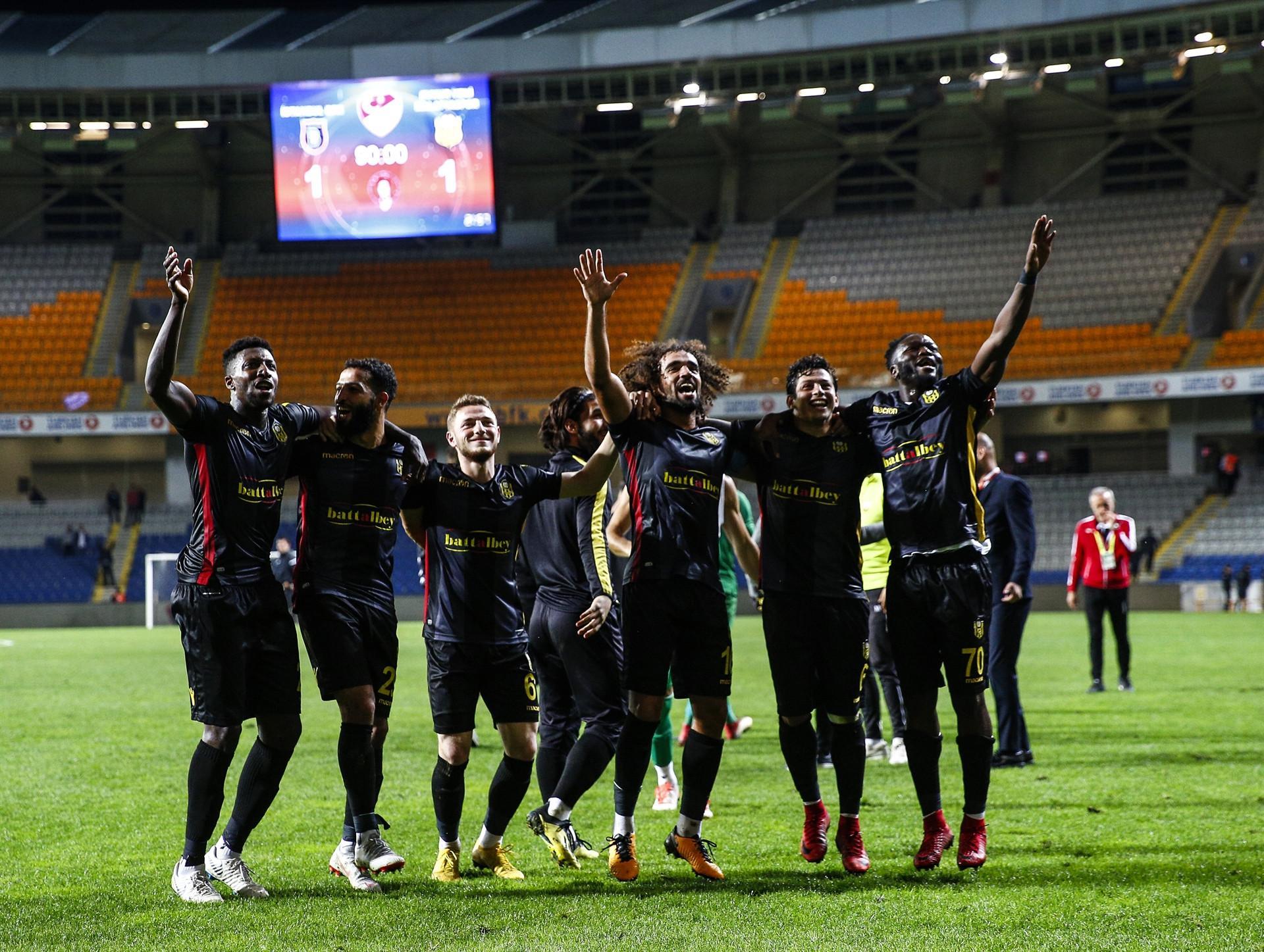 Galatasaray tops Turkish league after Başakşehir draw